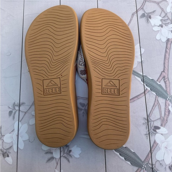 Reef Women's Brown Patterned Sandals - Picture 4 of 6